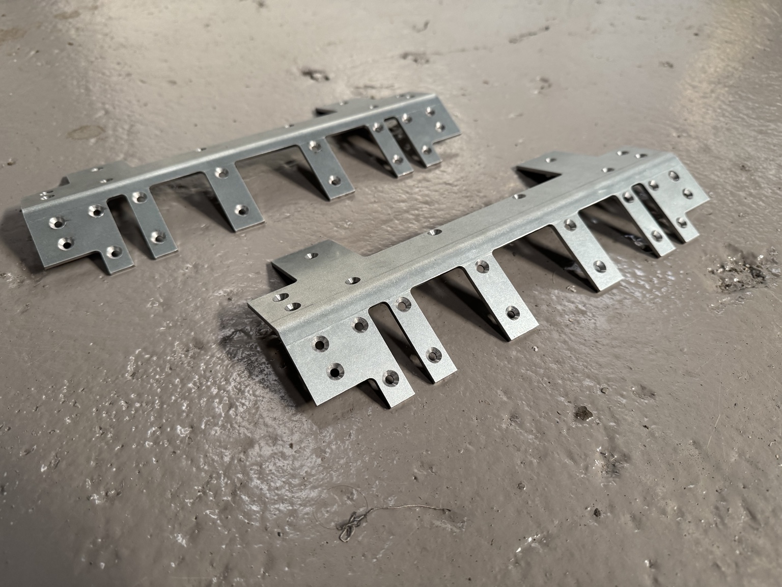 To bukkede pladeemner med huller i 3 mm galvaniseret plade.