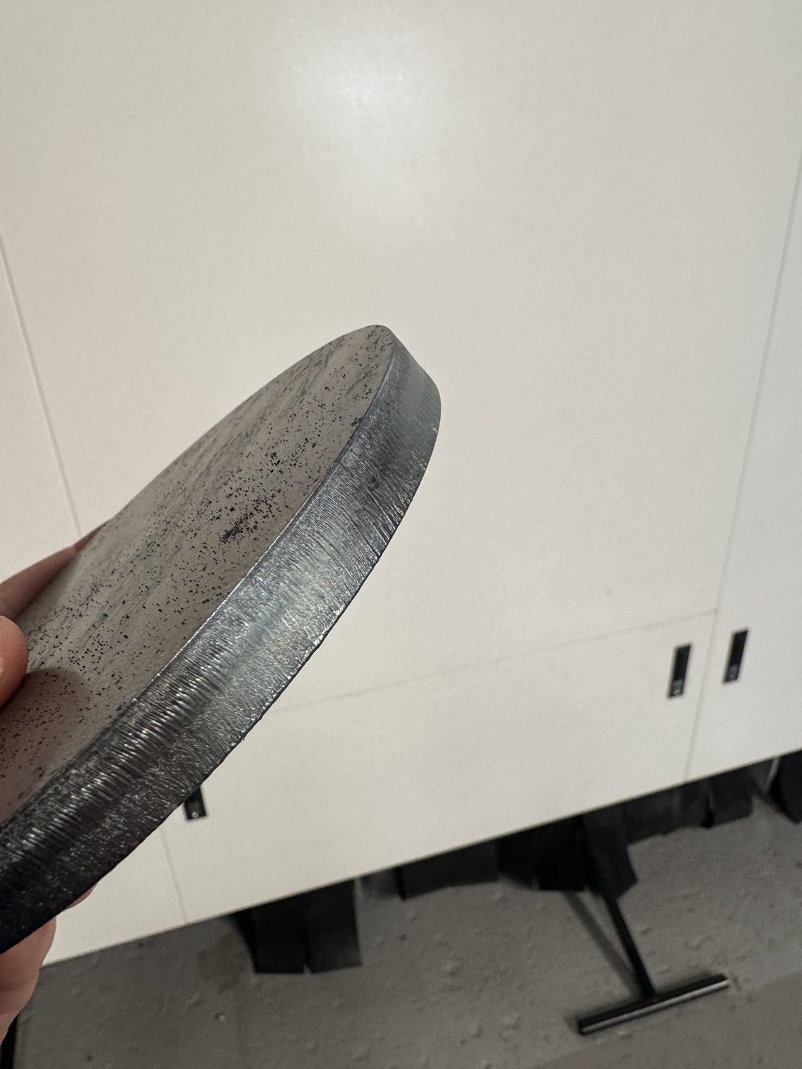 Nærbillede af snitfladen på et laserskåret emne i 12 mm sort stål.